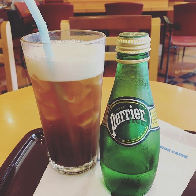 ペリエを入れて飲むエスプレッソとか、小洒落てるじゃねーか！