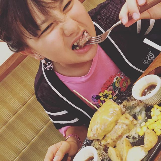 味スタそばのステーキけんで、「人は見た目が...」のドラマでブルゾンちえみが食ってたタワーハンバーグ(2段に自粛)を食す。