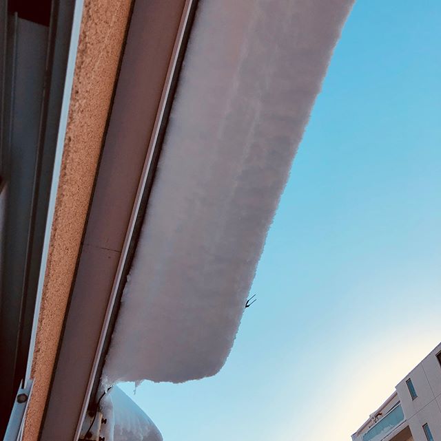 ベランダの物置に積もった雪の量がハンパない。そして、屋根からはみ出してる雪がヤバすぎる